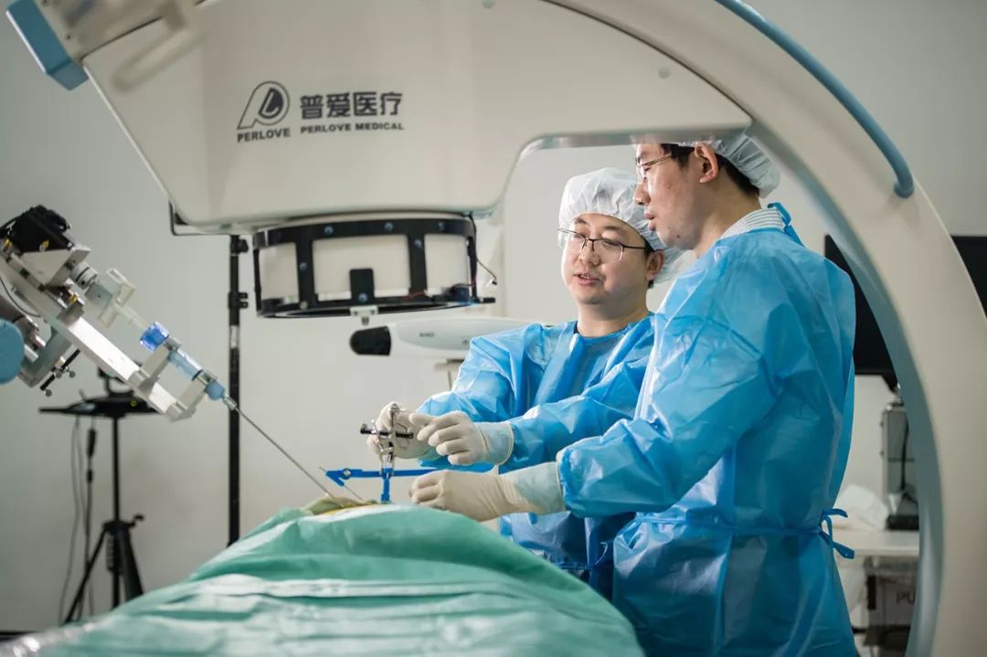 全國首例5G遠控機器人椎體強化手術試驗圓滿完成！